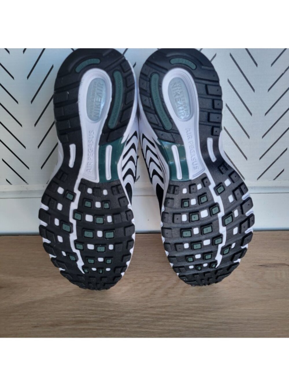 Nike Air Zoom Pegasus 2005 10 Women Running Shoes White Green Sneaker HQ5718-102 - Picture 6 of 11
